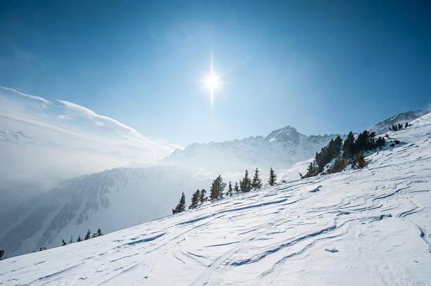 Hotel Les Alpes Алвар Екстериор снимка